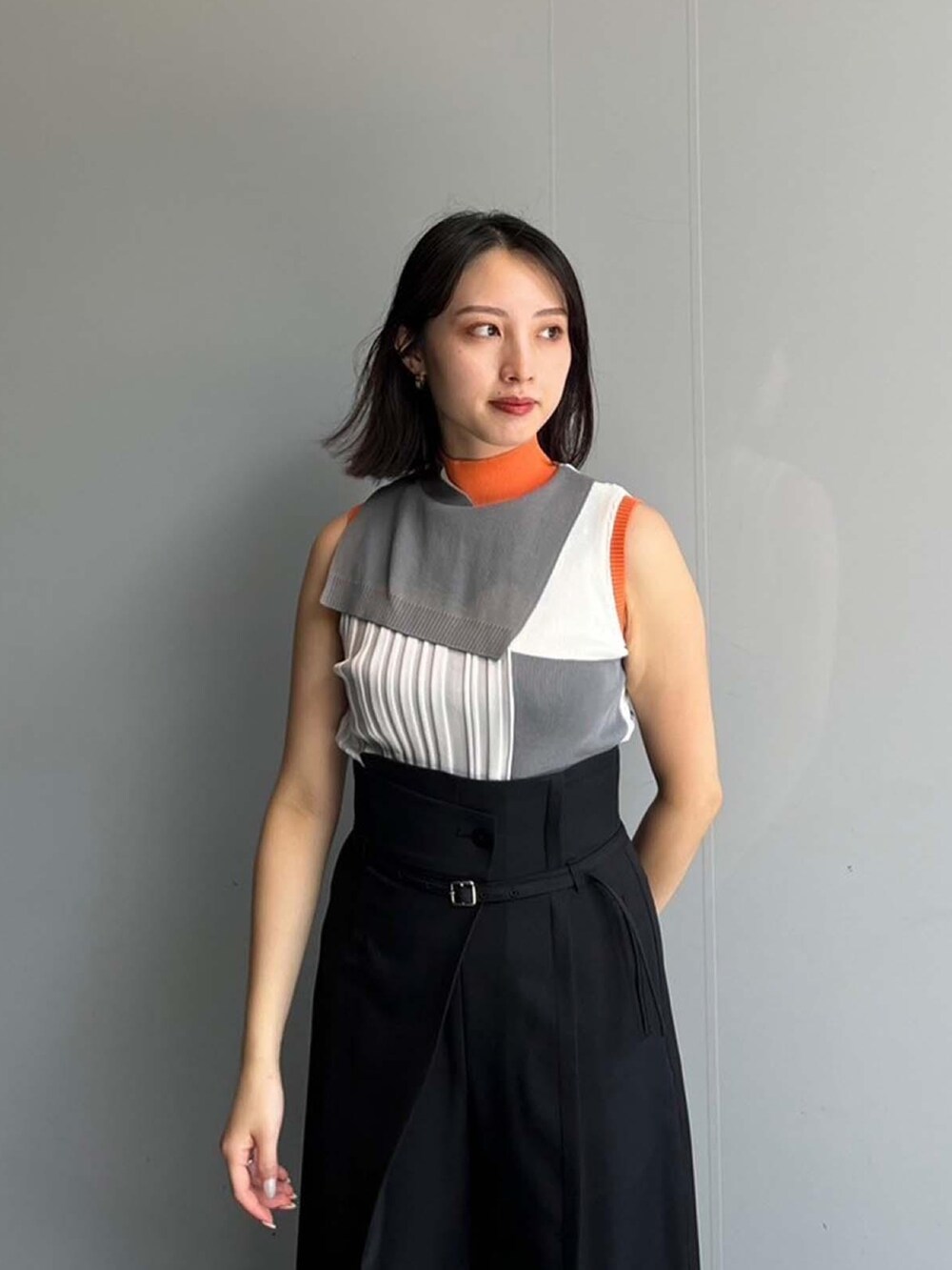 グレー系のニット/セーターを着用したレディースの夏コーディネートの2枚目の写真