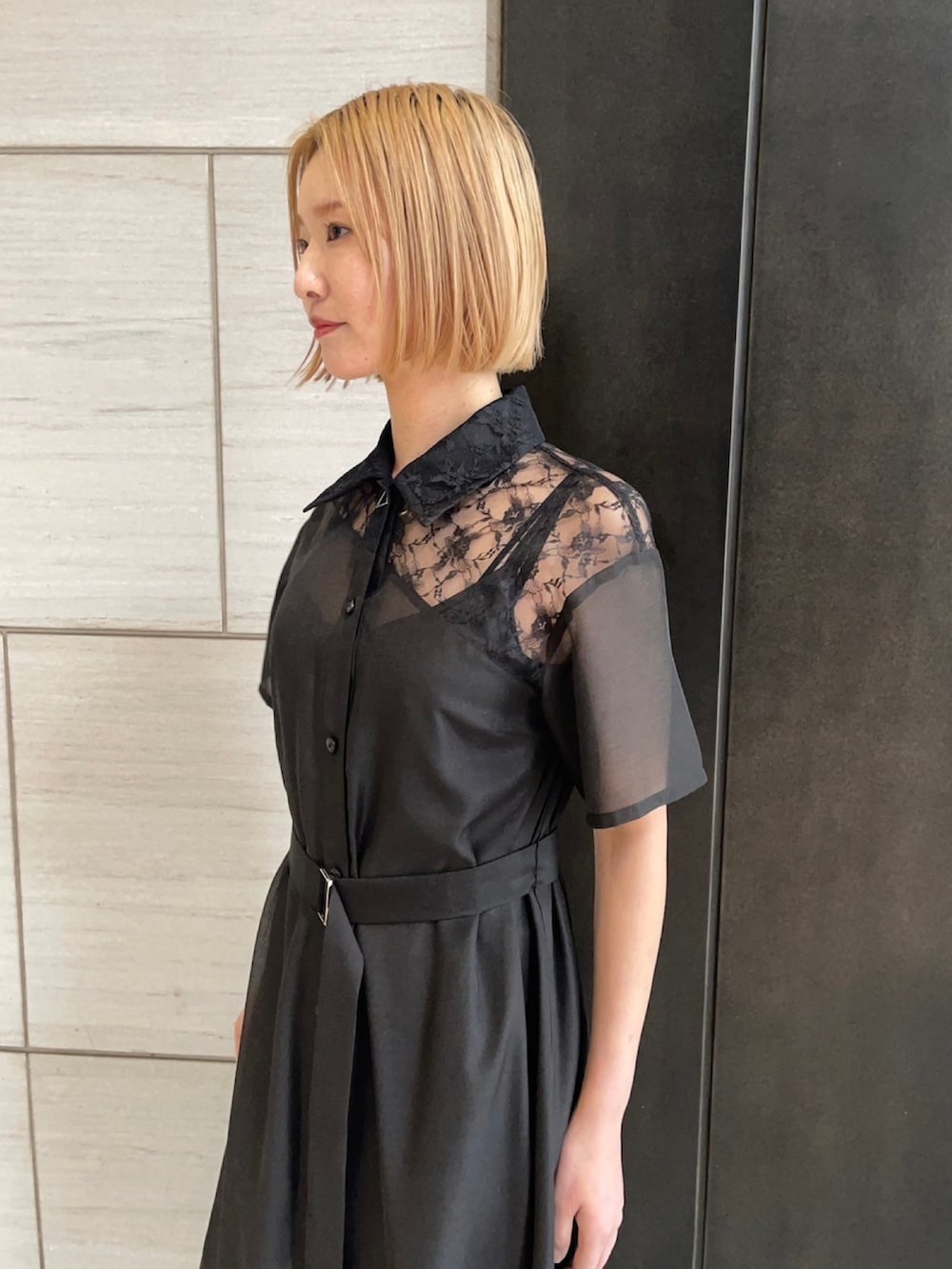 ブラック系のシャツワンピースを着用したレディースの春コーディネートの6枚目の写真