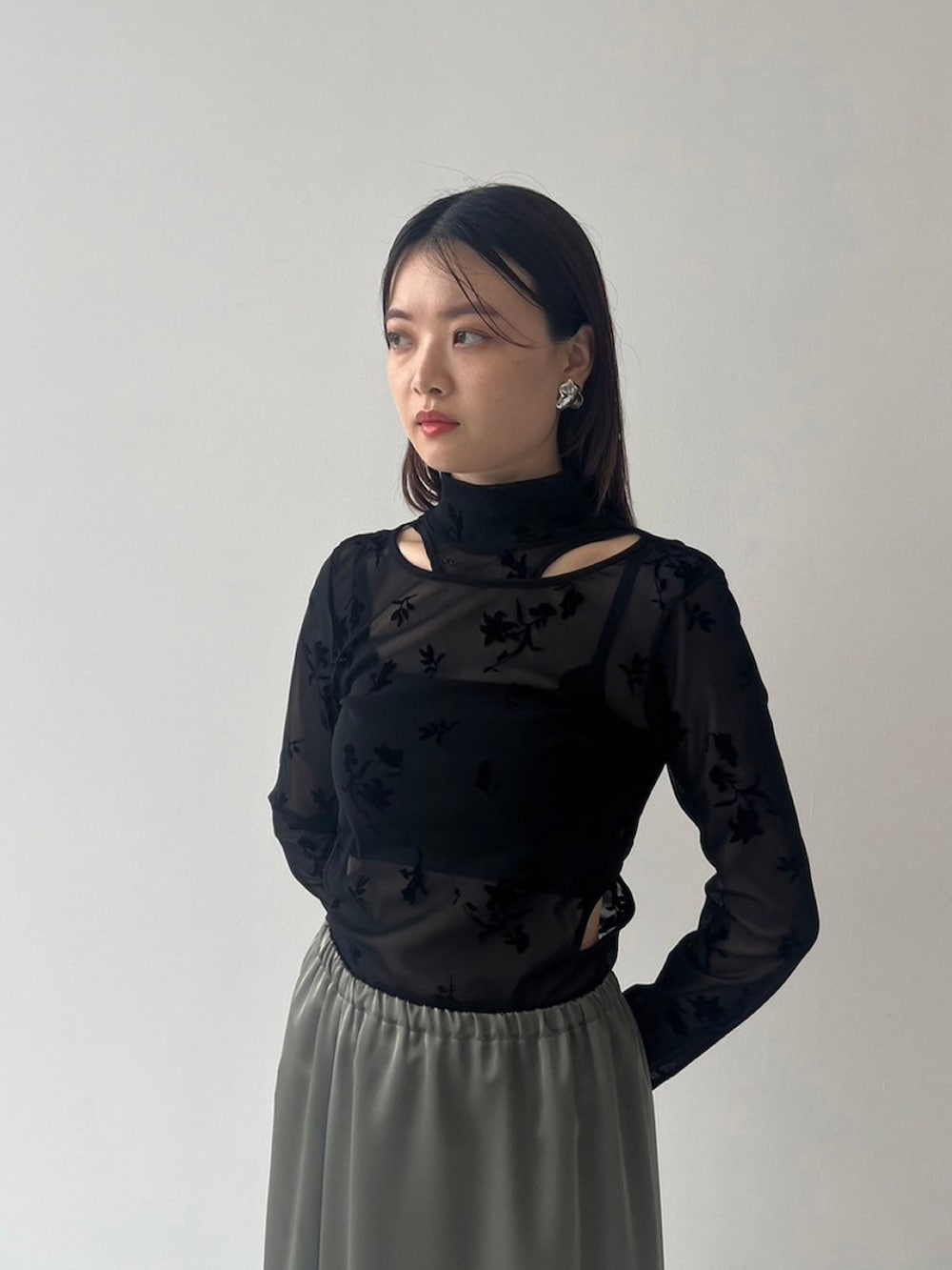 「レイヤードスタイル、カーキ、シアートップス、ロングスカート、ボディスーツ」｜「UNITED TOKYOのプリンテッドメッシュボディースーツ（Tシャツ/カットソー、ブラック系）」を使った、UNITED TOKYO STAFFさん（レディース・163cm）の秋コーディネートの2枚目の写真