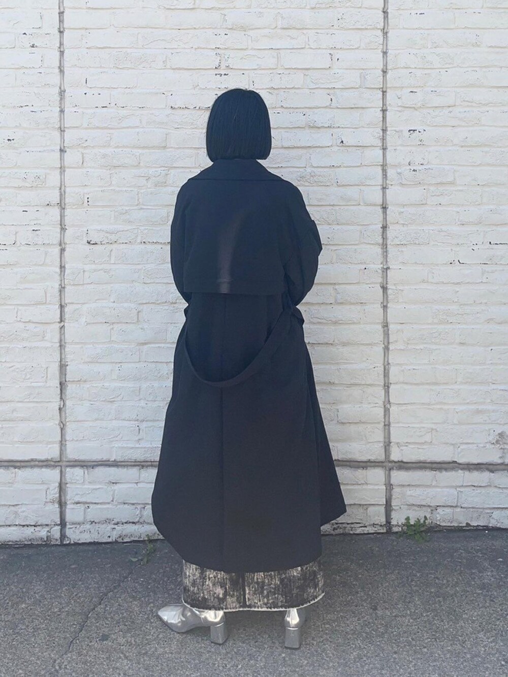 「UNITED TOKYOのスタンドカラーロングコート（トレンチコート、ブラック系）」を使った、UNITED TOKYO STAFFさん（レディース・157cm）の春コーディネートの3枚目の写真