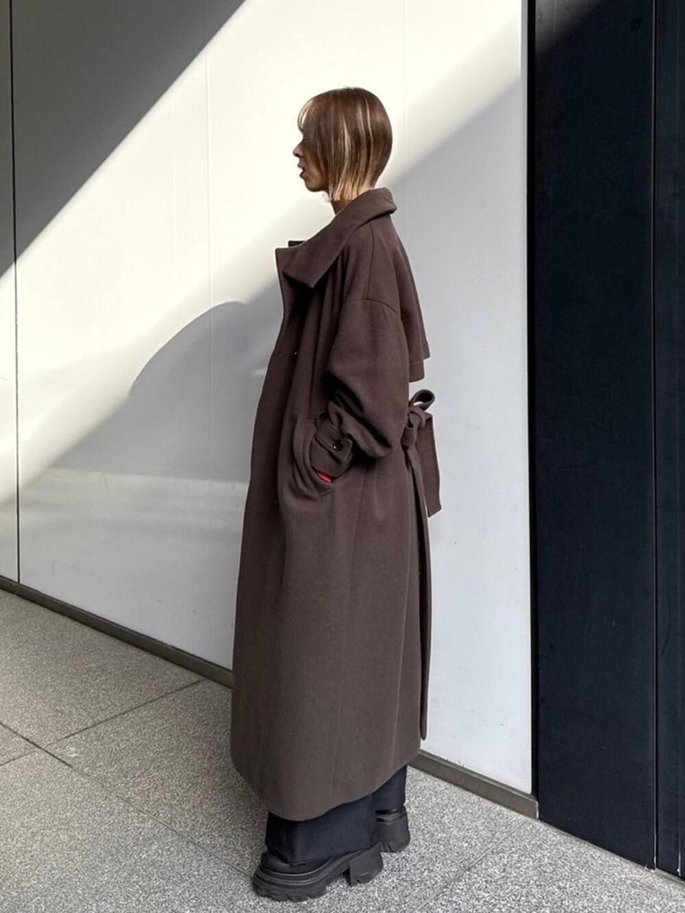 「UNITED TOKYOのスタンドカラーロングコート（ステンカラーコート、ブラウン系）」を使った、UNITED TOKYO STAFFさん（レディース・165cm）の秋コーディネートの2枚目の写真