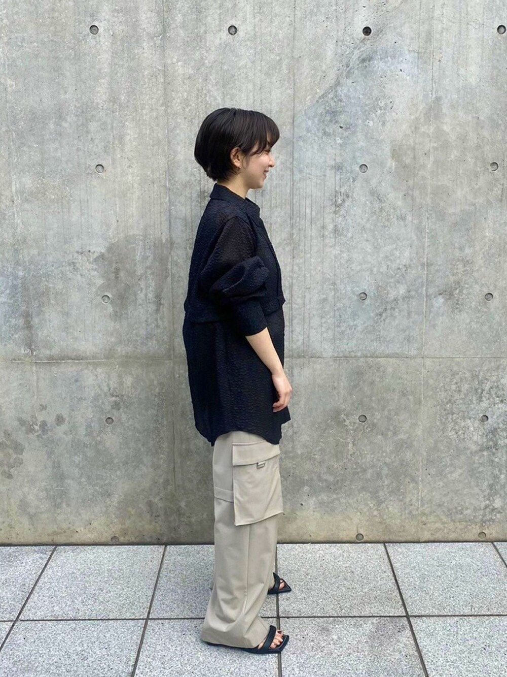 ベージュ系のカーゴパンツを着用したレディースの春コーディネートの2枚目の写真