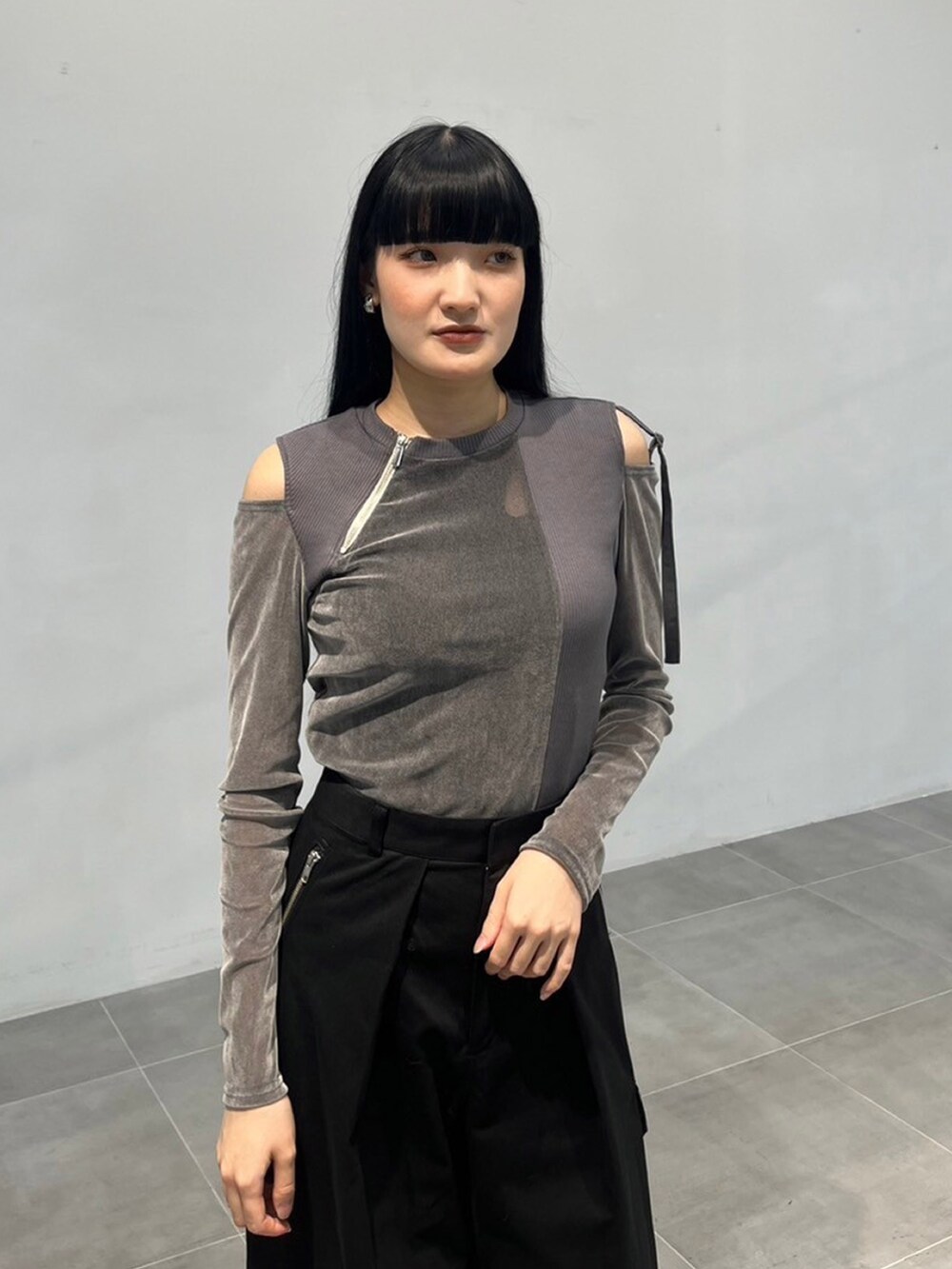 グレー系のTシャツ/カットソー、ブラック系のカーゴパンツを着用したレディースの秋コーディネートの4枚目の写真