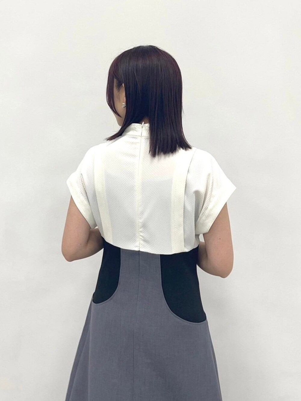 ホワイト系のワンピースを着用したレディースの春コーディネートの6枚目の写真