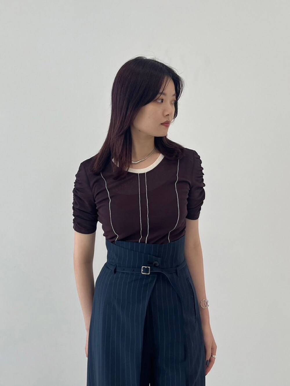 ブラウン系のTシャツ/カットソーを着用したレディースの夏コーディネートの3枚目の写真