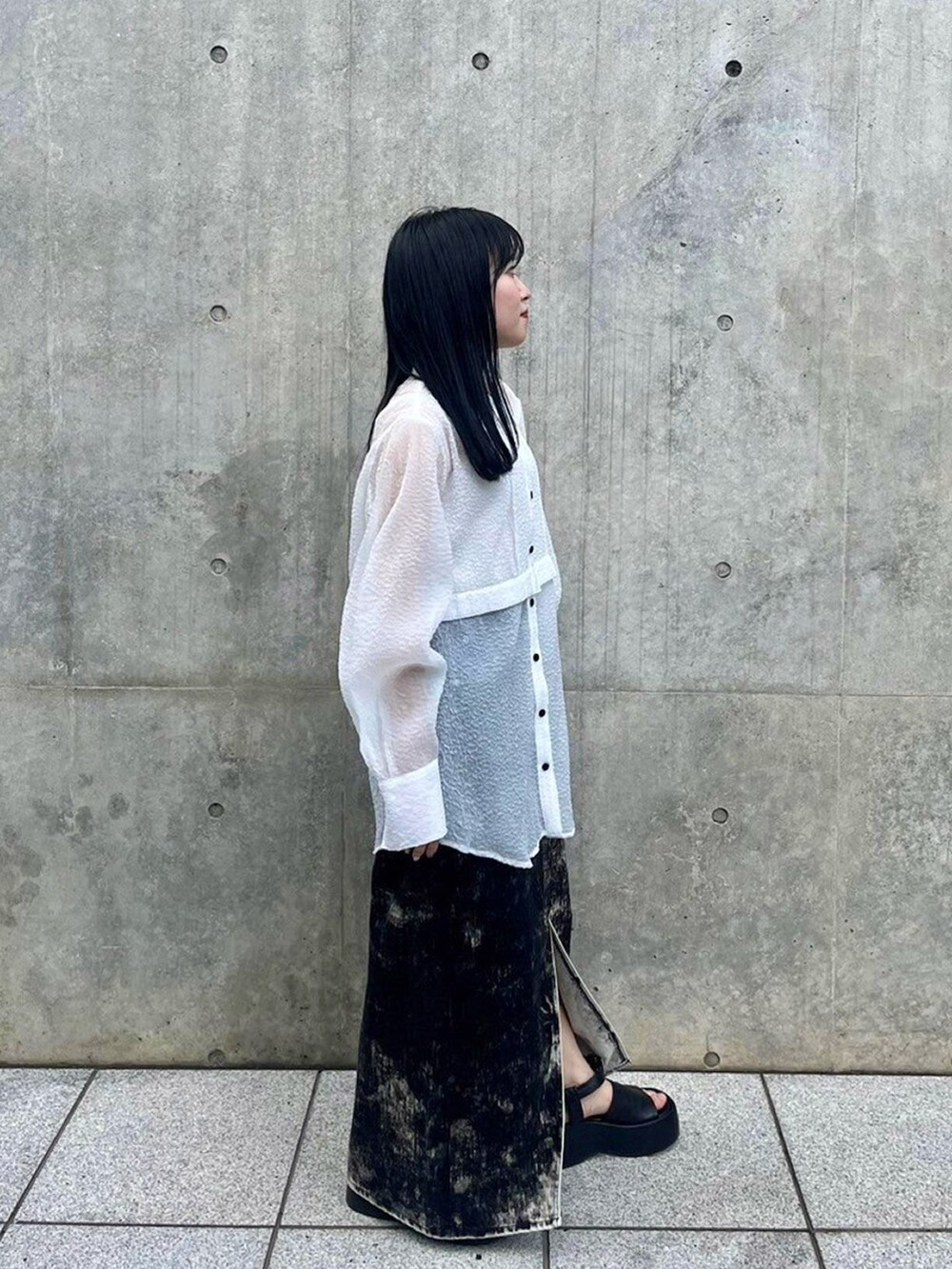 ホワイト系のシャツ/ブラウスを着用したレディースの春コーディネートの4枚目の写真