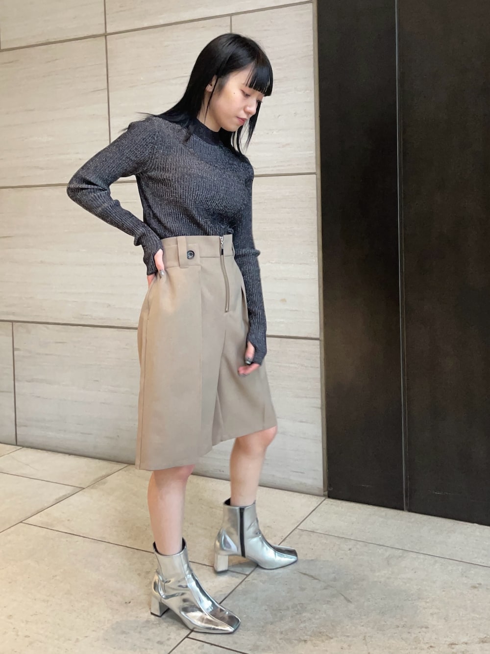 ブラック系のニット/セーター、ベージュ系のその他パンツを着用したレディースの春コーディネートの3枚目の写真