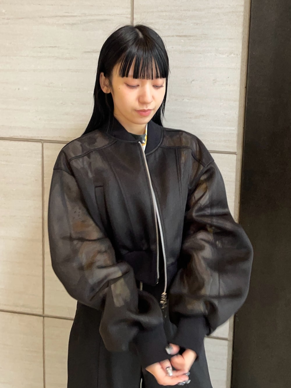 ブラック系のブルゾンを着用したレディースの春コーディネートの3枚目の写真