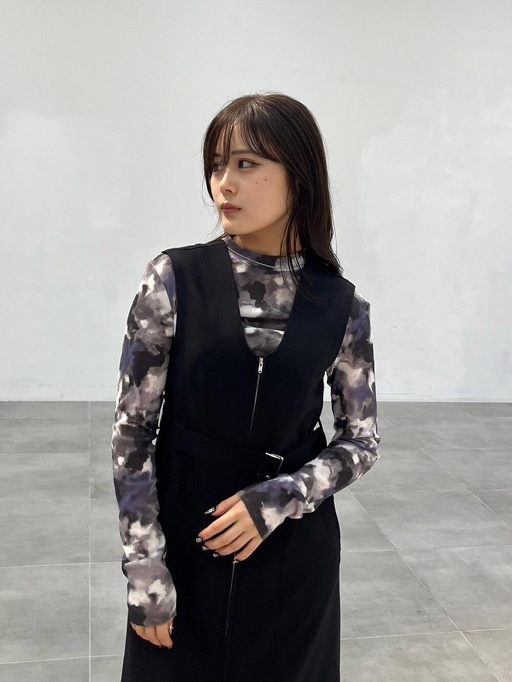 グレー系のTシャツ/カットソー、ブラック系のワンピースを着用したレディースの秋コーディネートの3枚目の写真