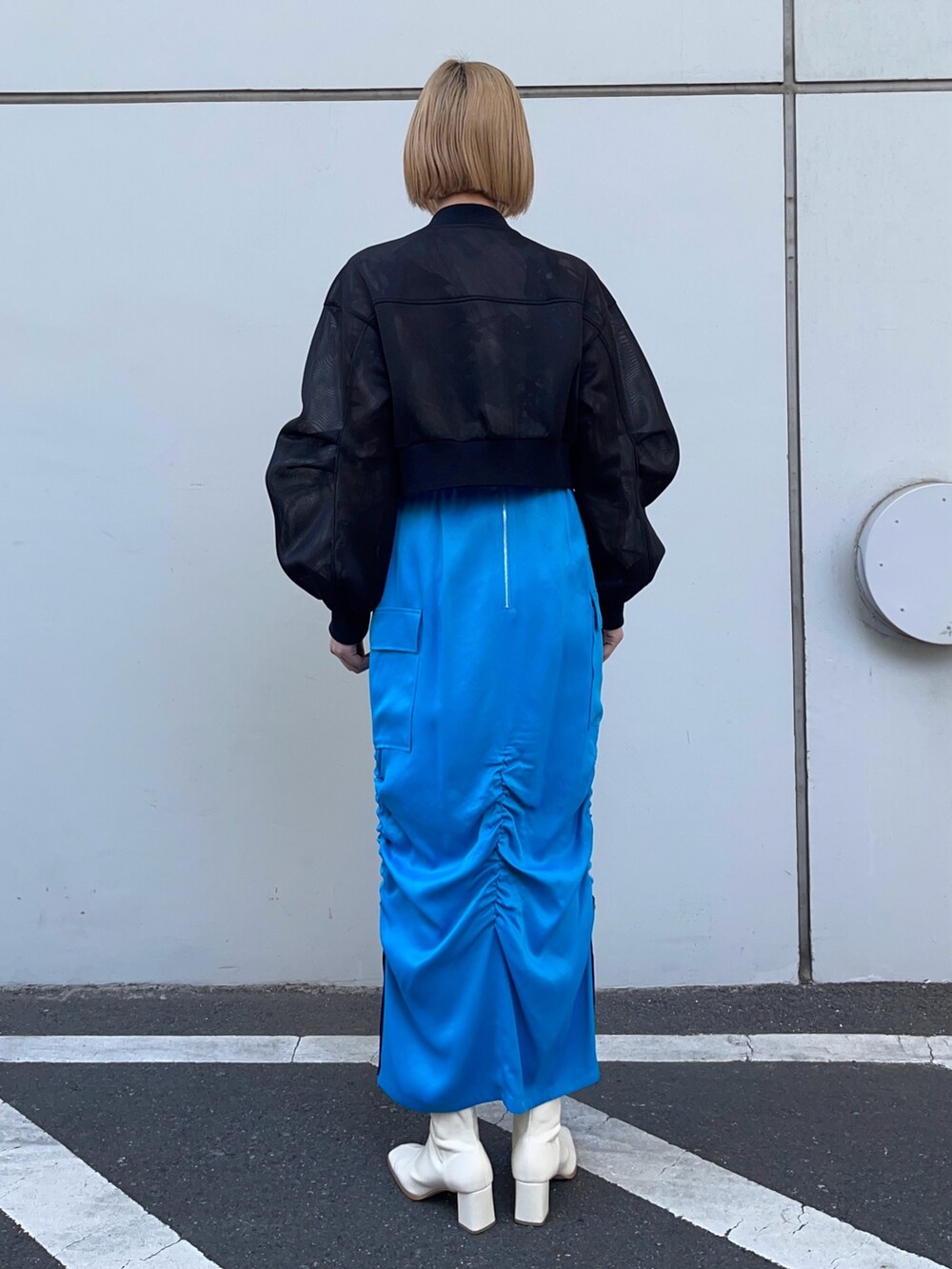 ブラック系のブルゾンを着用したレディースの春コーディネートの3枚目の写真