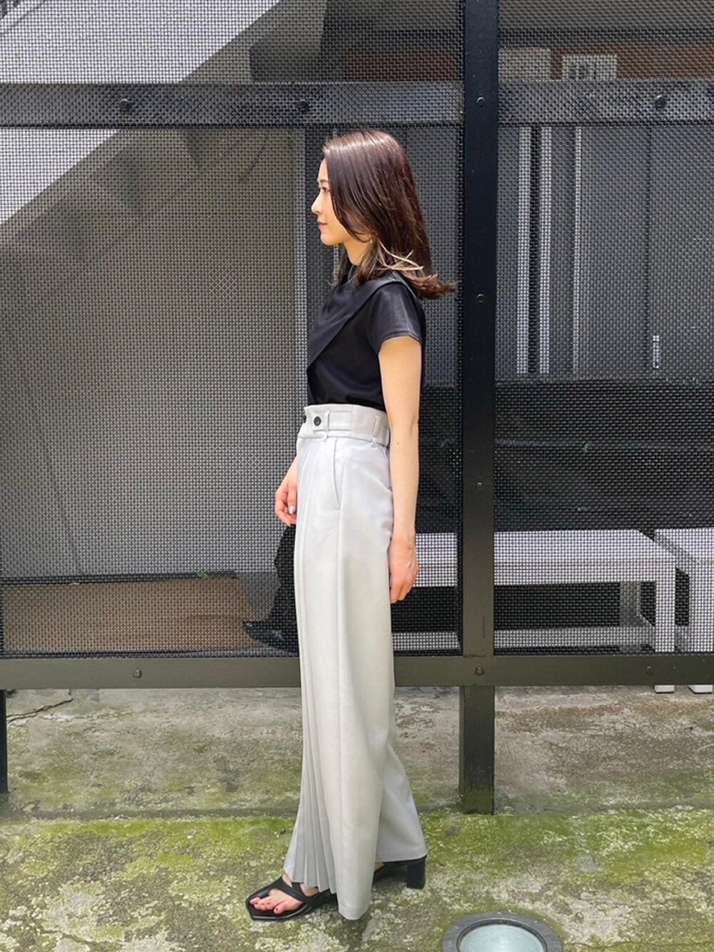 ブラック系のTシャツ/カットソー、グレー系のその他パンツを着用したレディースの春コーディネートの4枚目の写真