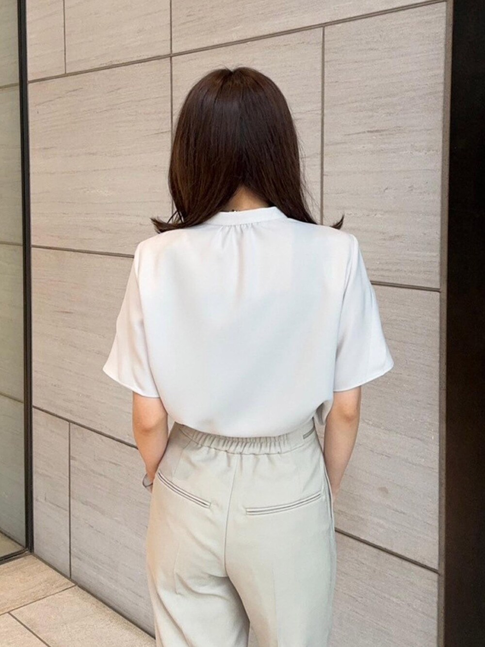 ベージュ系のシャツ/ブラウスを着用したレディースの春コーディネートの6枚目の写真