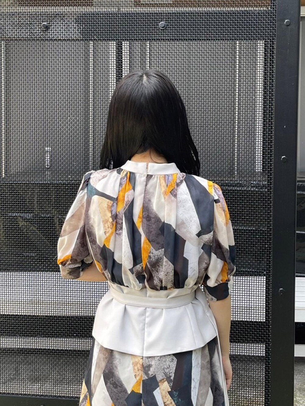 イエロー系のワンピースを着用したレディースの春コーディネートの5枚目の写真