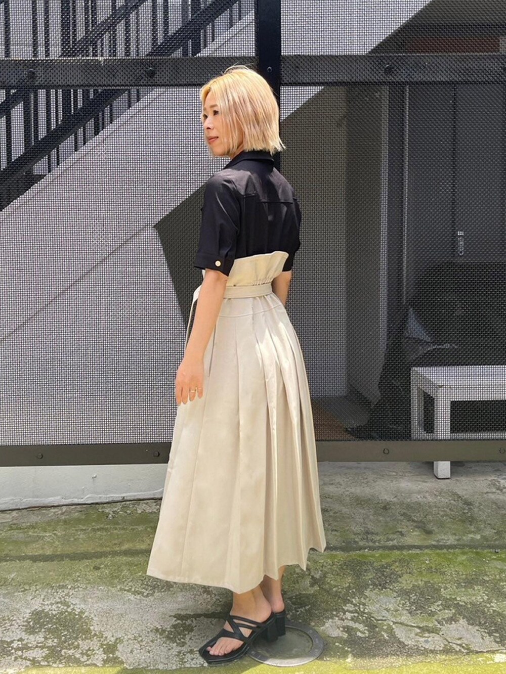 ブラック系のワンピースを着用したレディースの夏コーディネートの2枚目の写真