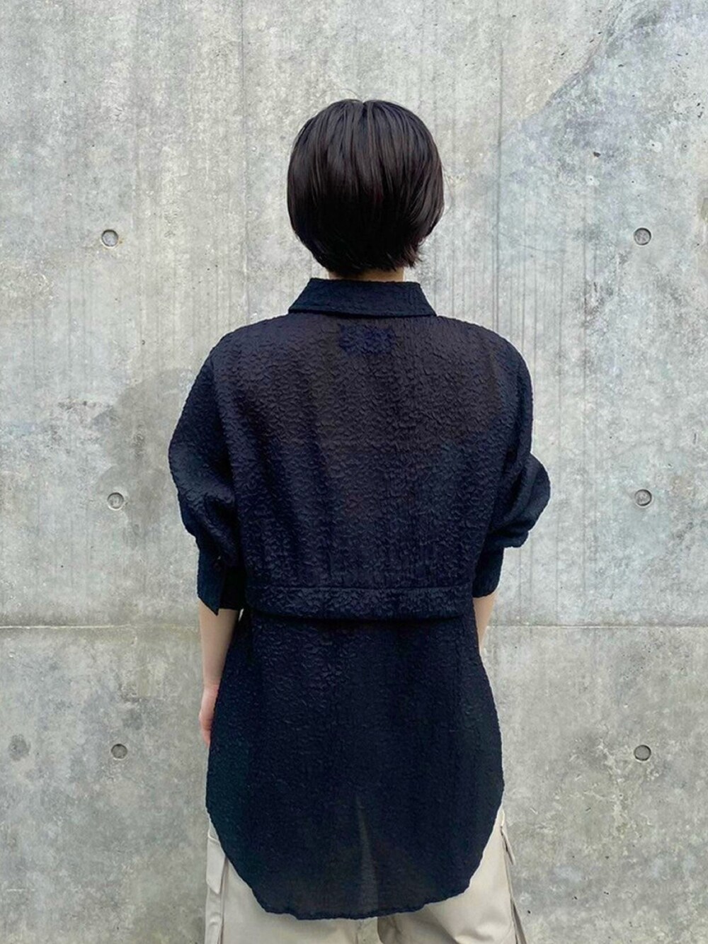 ベージュ系のカーゴパンツを着用したレディースの春コーディネートの6枚目の写真