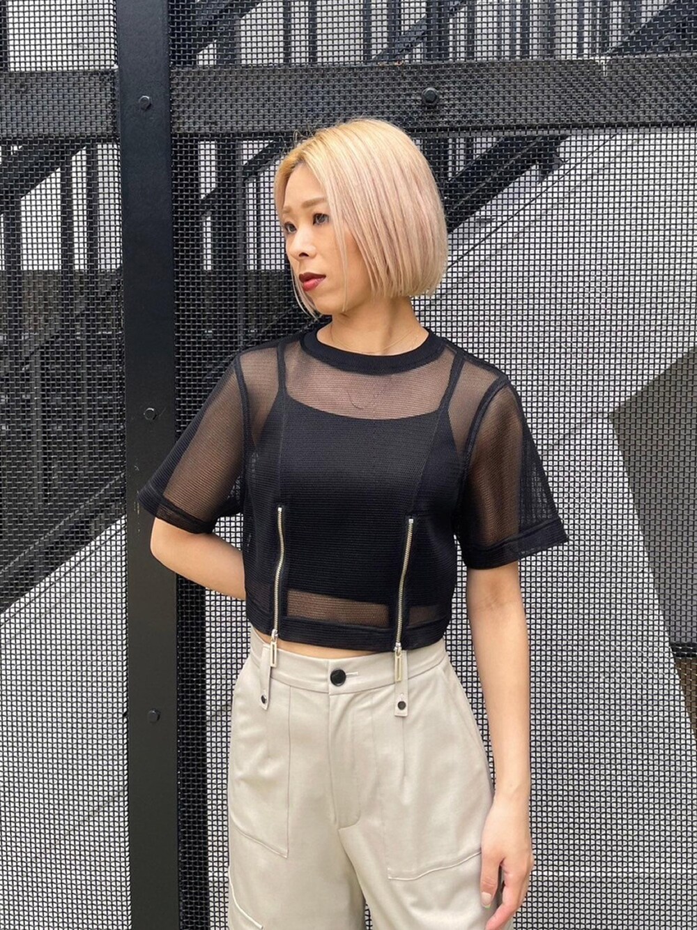 ブラック系のシャツ/ブラウス、ベージュ系のカーゴパンツを着用したレディースの春コーディネートの5枚目の写真