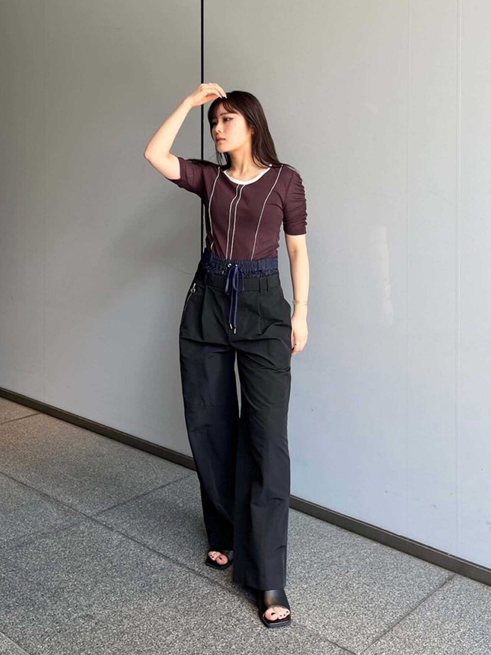 ブラウン系のTシャツ/カットソー、ブラック系のその他パンツを着用したレディースの夏コーディネートの2枚目の写真