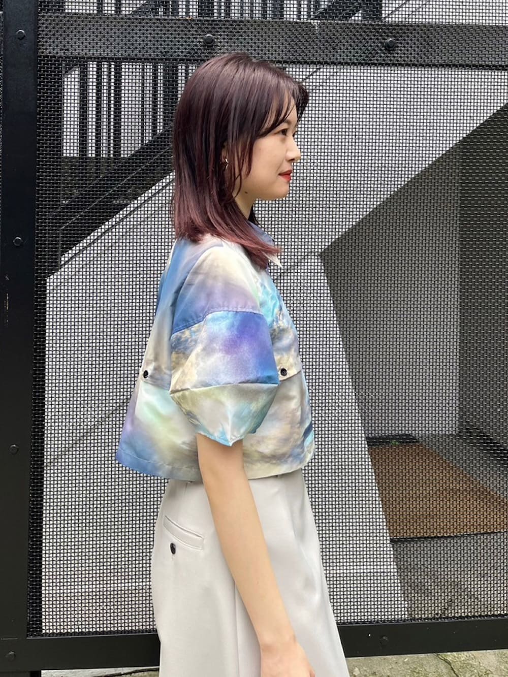 その他のシャツ/ブラウス、グレー系のスラックス、ホワイト系のブーツを着用したレディースの春コーディネートの6枚目の写真