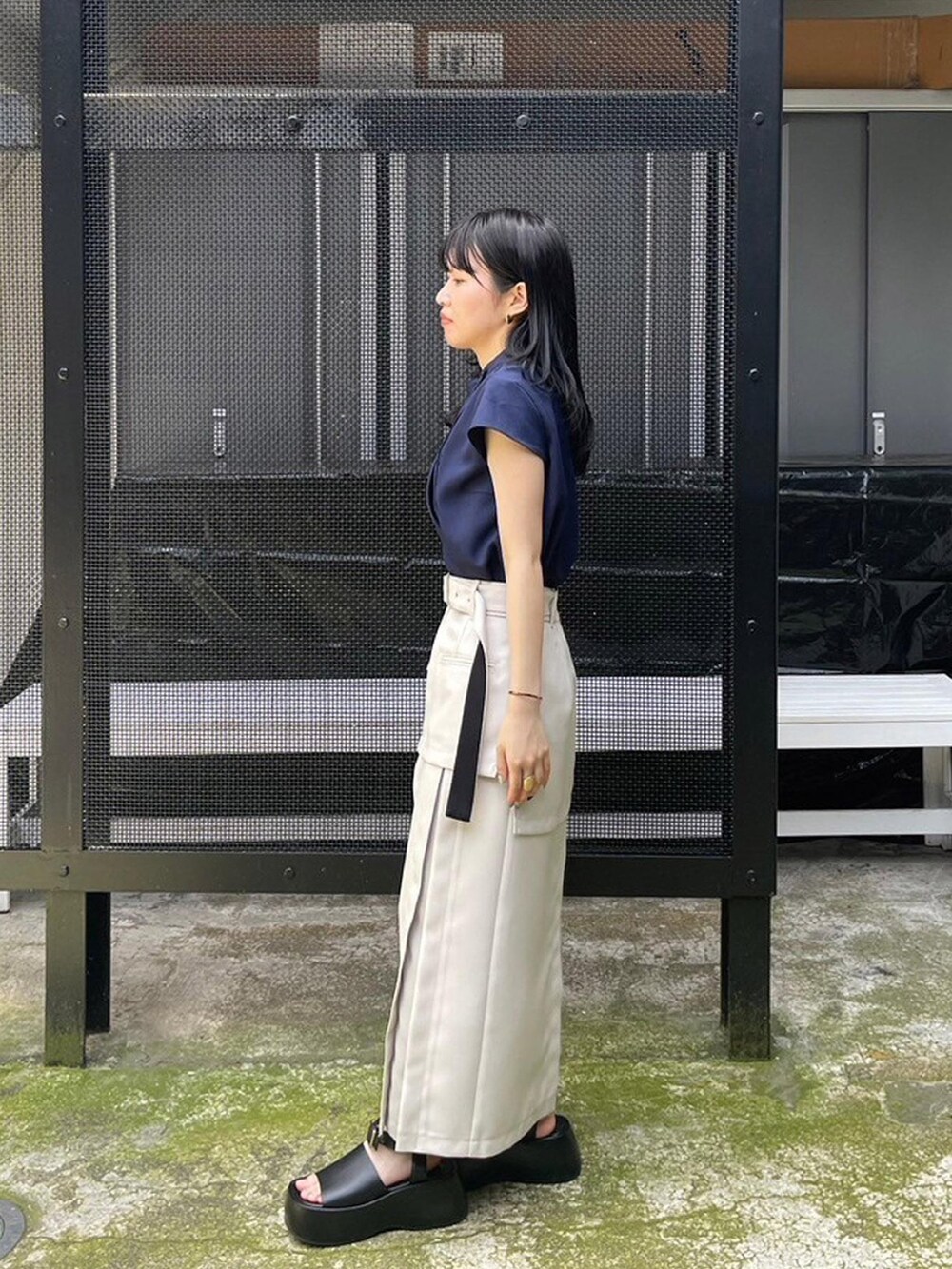 ブルー系のシャツ/ブラウス、ベージュ系のスカートを着用したレディースの春コーディネートの2枚目の写真