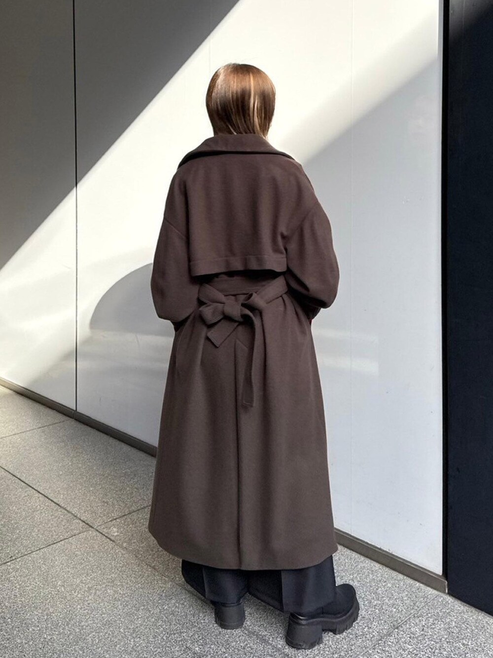 「UNITED TOKYOのスタンドカラーロングコート（ステンカラーコート、ブラウン系）」を使った、UNITED TOKYO STAFFさん（レディース・165cm）の秋コーディネートの3枚目の写真