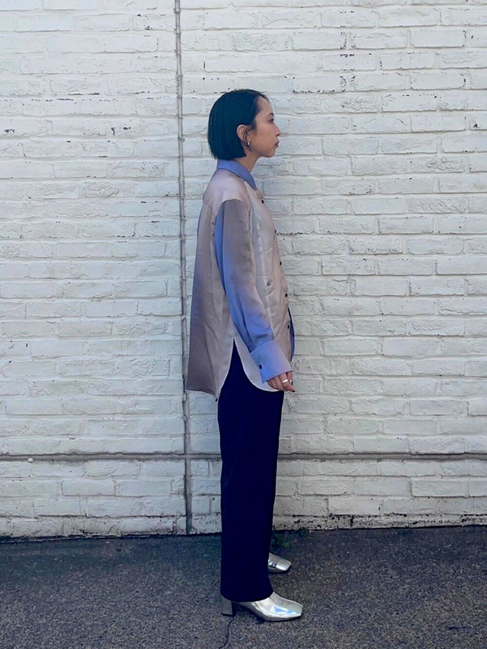 パープル系のシャツ/ブラウスを着用したレディースの春コーディネートの4枚目の写真