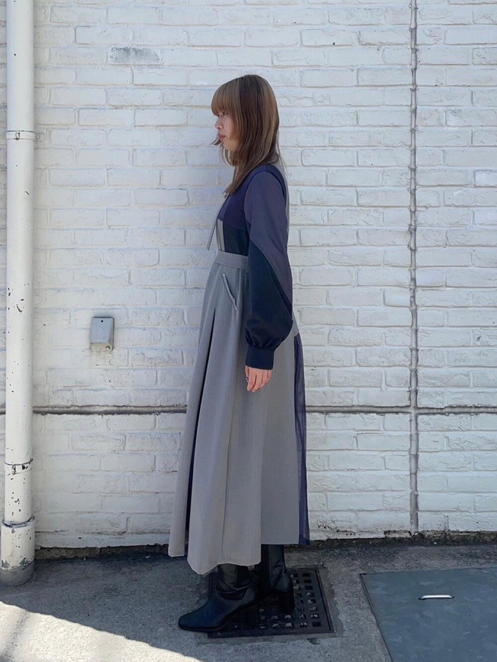 グレー系のシャツワンピースを着用したレディースの春コーディネートの2枚目の写真