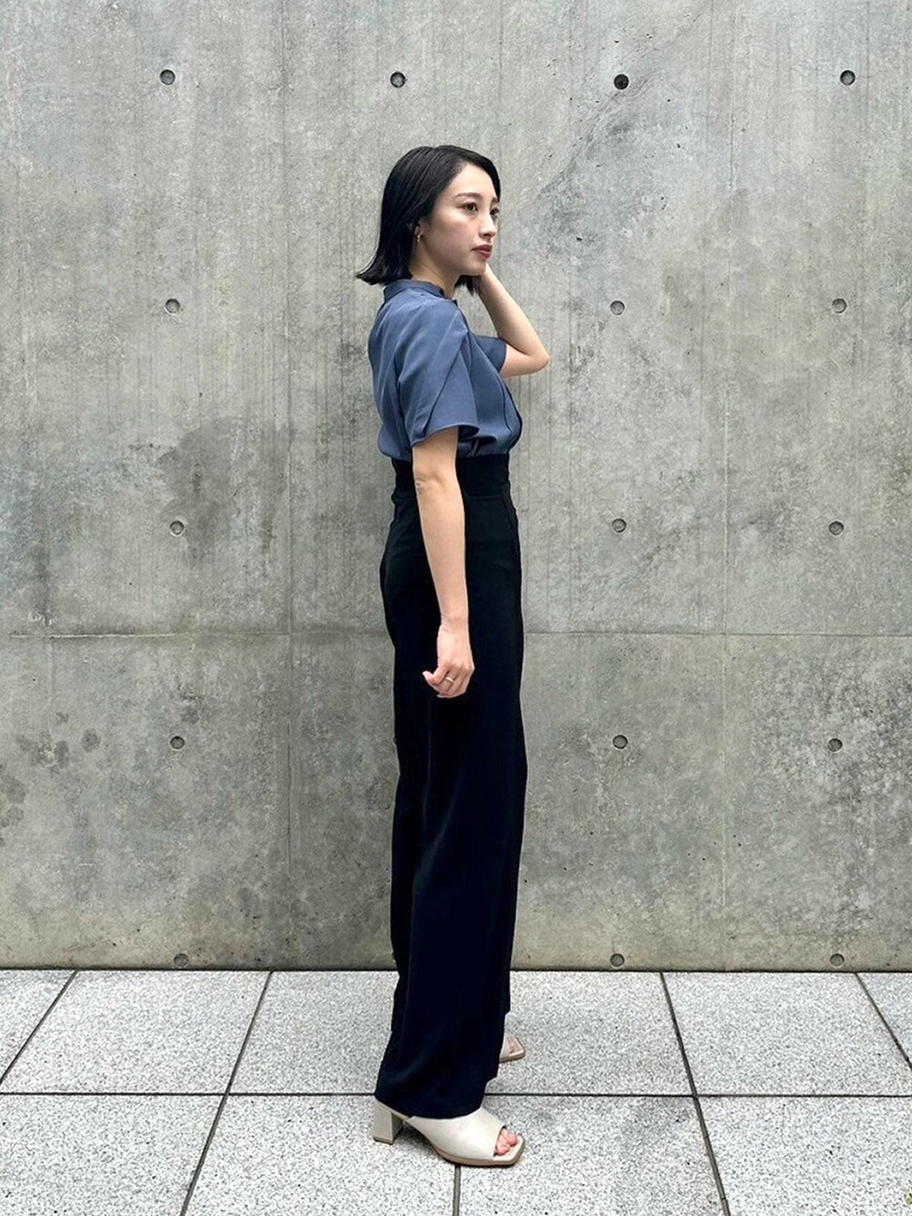 ブルー系のシャツ/ブラウス、ブラック系のスラックスを着用したレディースの春コーディネートの4枚目の写真