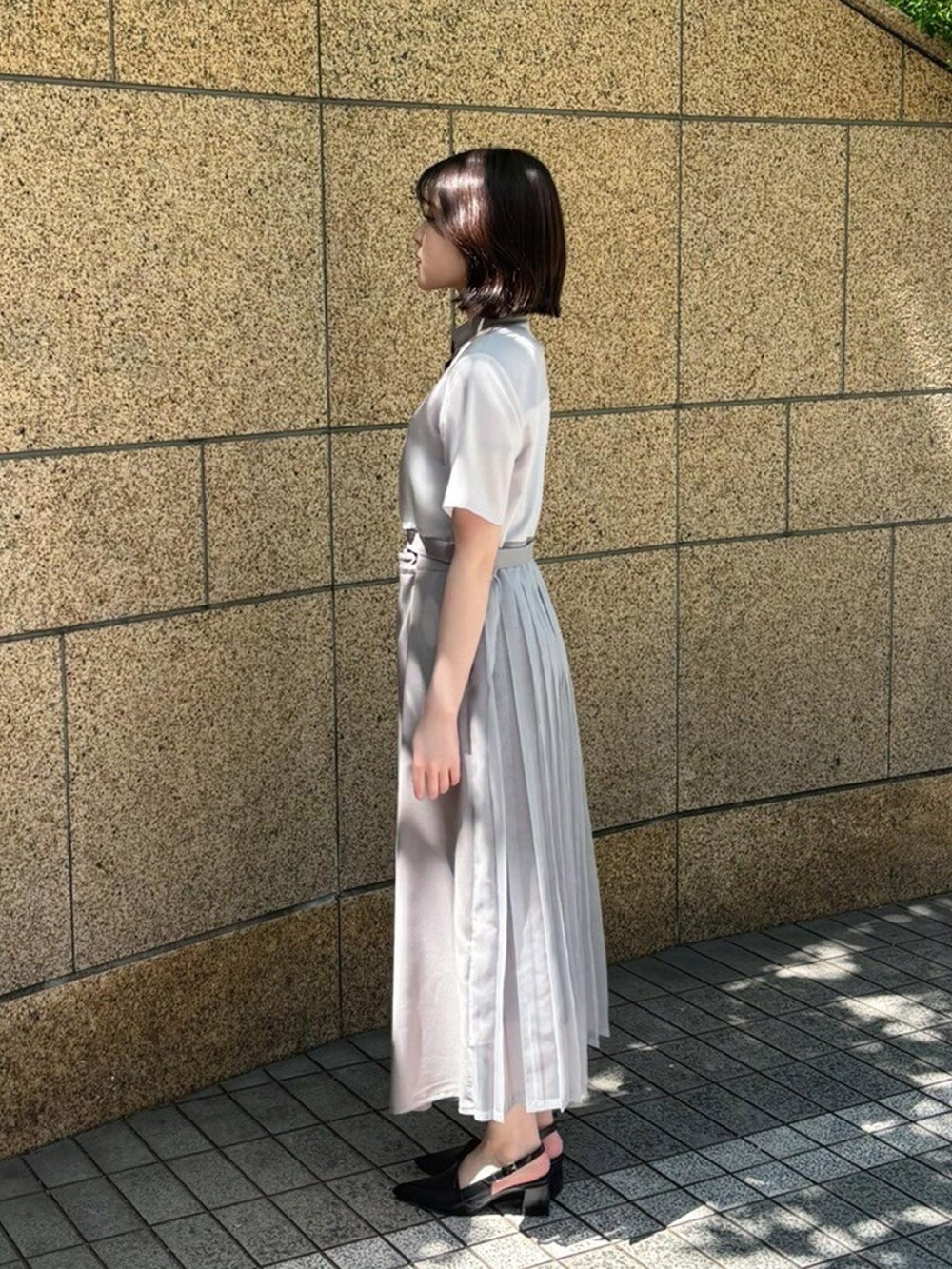 ホワイト系のシャツワンピースを着用したレディースの春コーディネートの2枚目の写真