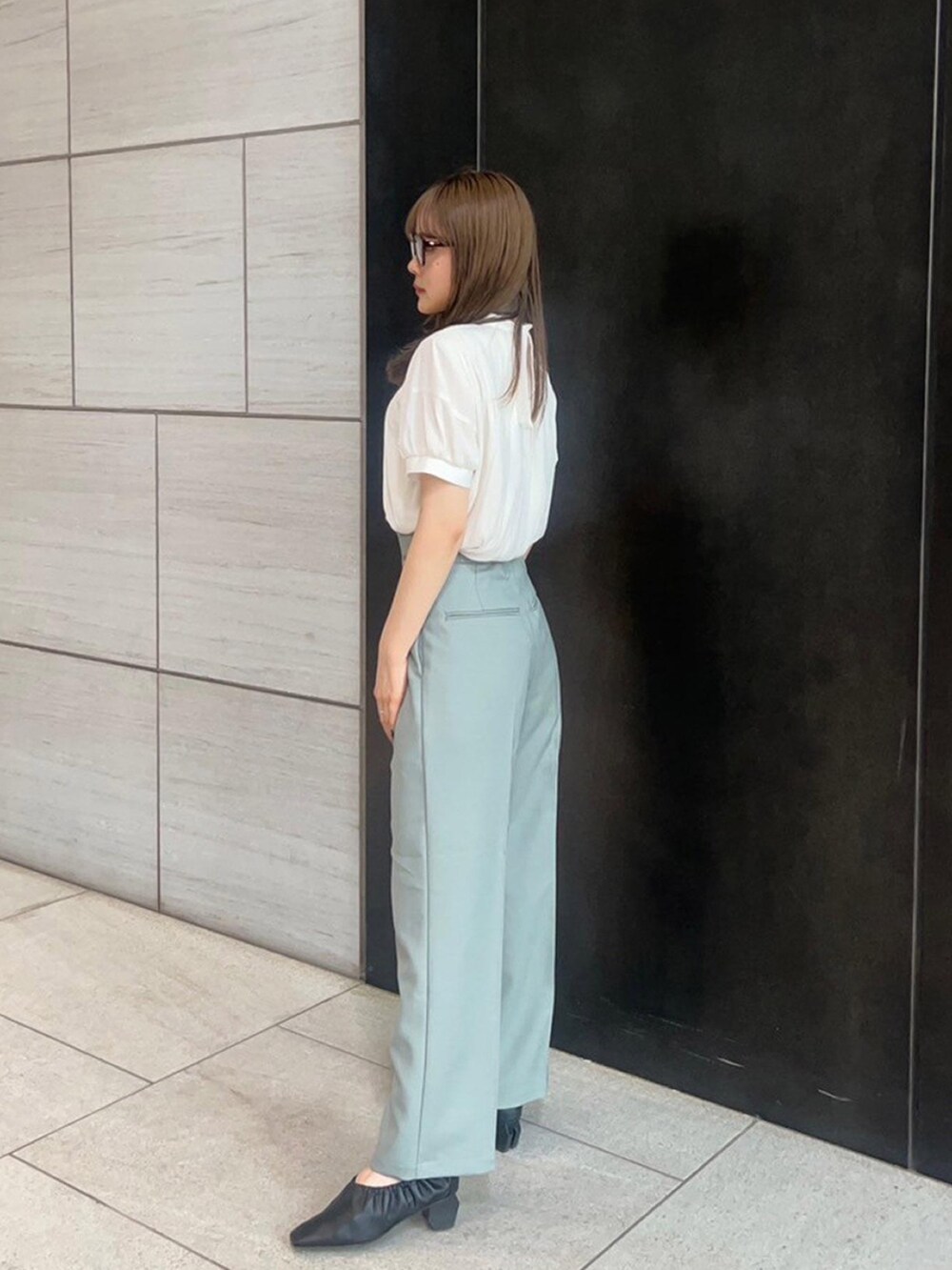 ベージュ系のシャツ/ブラウス、グリーン系のスラックスを着用したレディースの春コーディネートの2枚目の写真