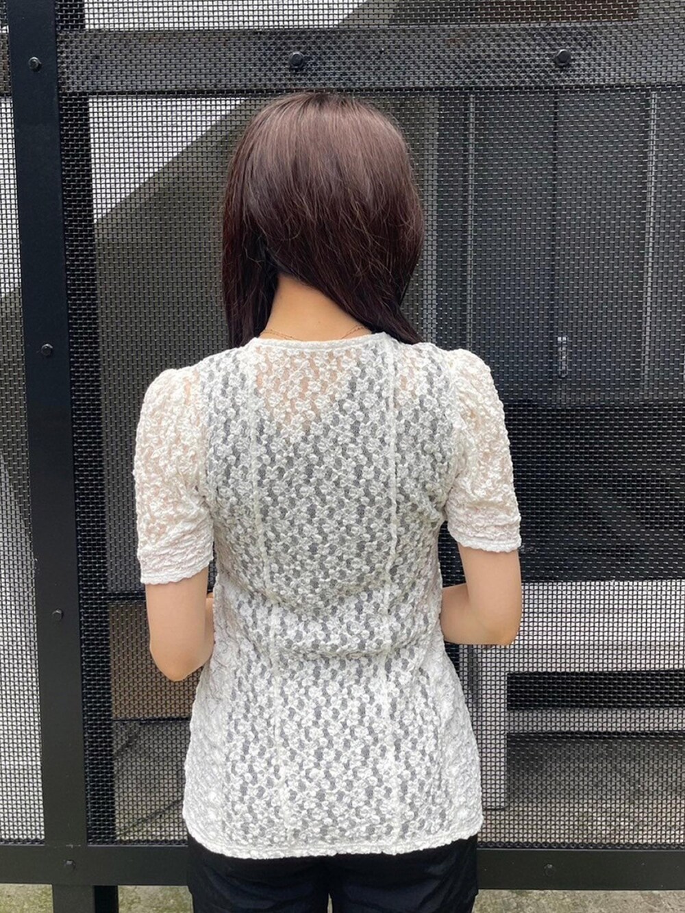 ホワイト系のTシャツ/カットソー、ブラック系のカーゴパンツを着用したレディースの春コーディネートの6枚目の写真