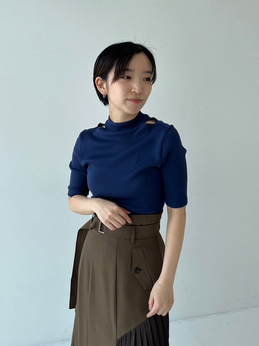 ブルー系のTシャツ/カットソー、ブラウン系のスカートを着用したレディースの秋コーディネートの4枚目の写真