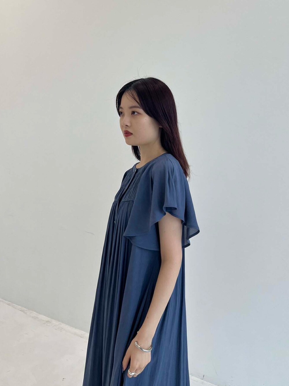 ブルー系のワンピースを着用したレディースの夏コーディネートの3枚目の写真