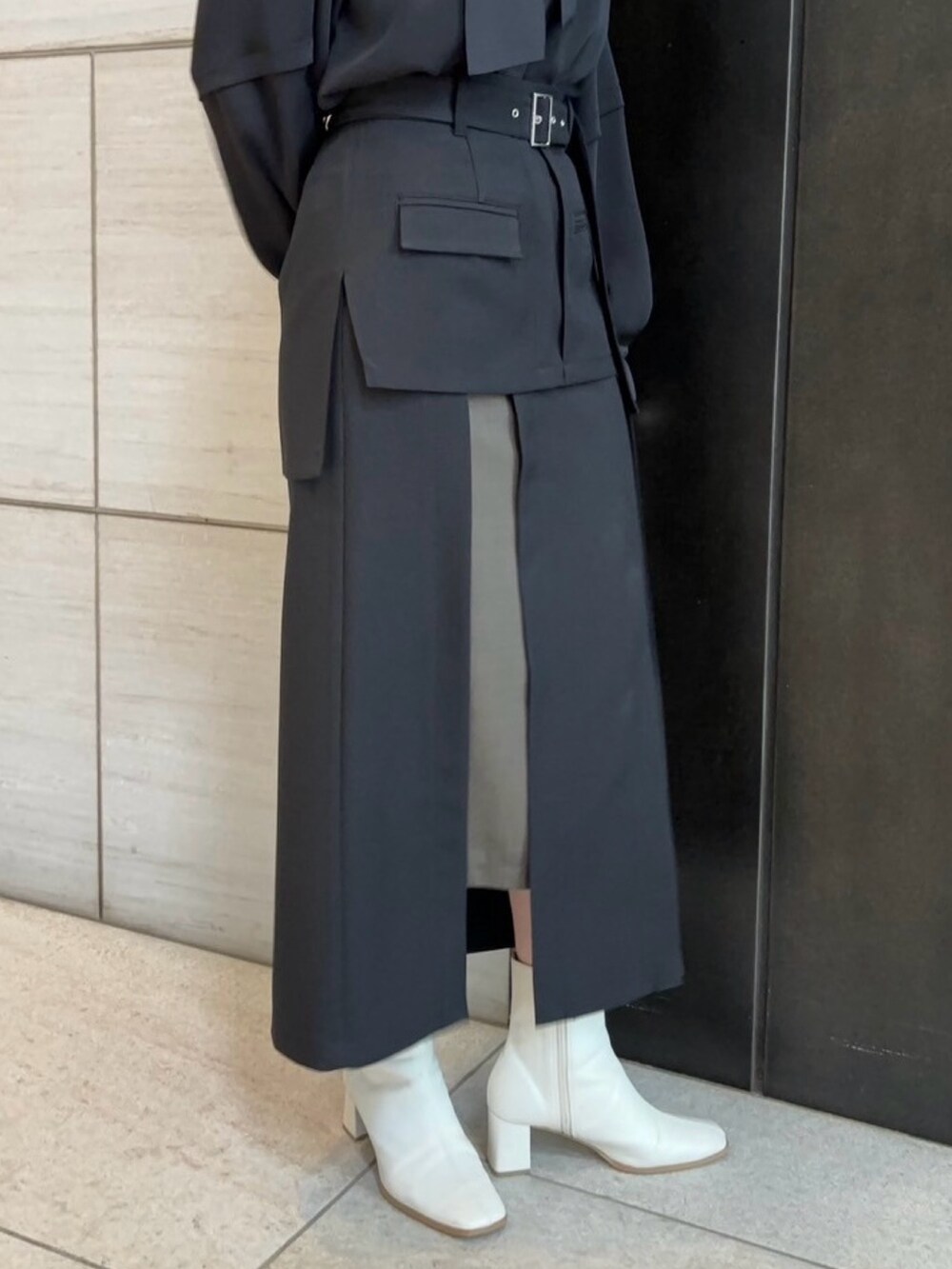 ブラック系のシャツ/ブラウス、ブラック系のスカートを着用したレディースの春コーディネートの10枚目の写真