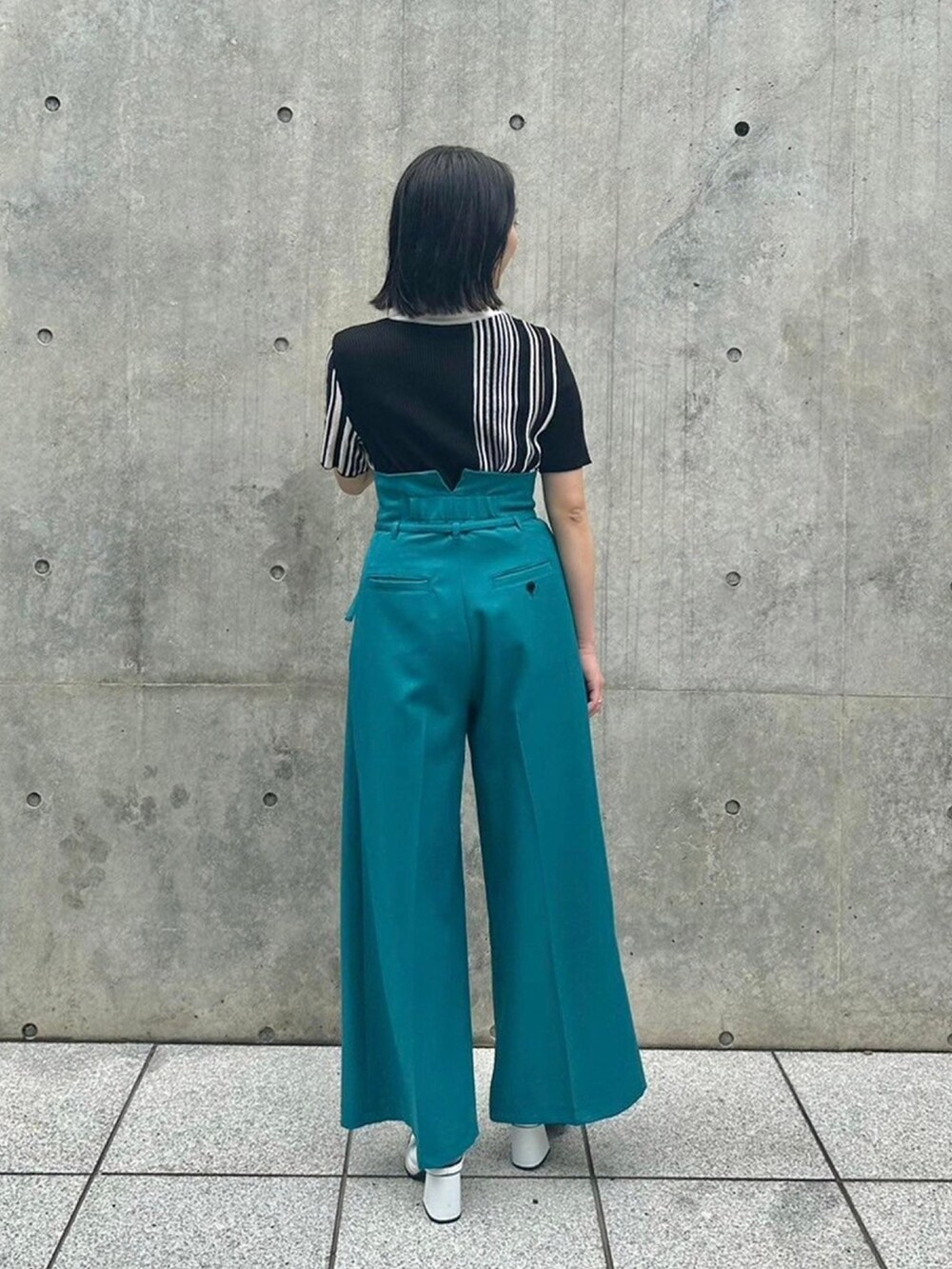 ブラック系のニット/セーターを着用したレディースの春コーディネートの3枚目の写真