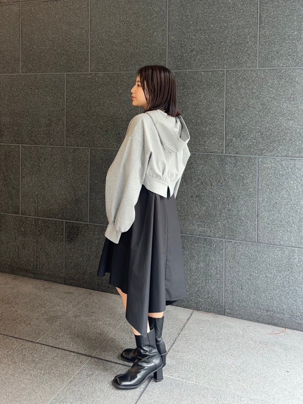 グレー系のパーカー、ブラック系のシャツワンピースを着用したレディースの秋コーディネートの2枚目の写真