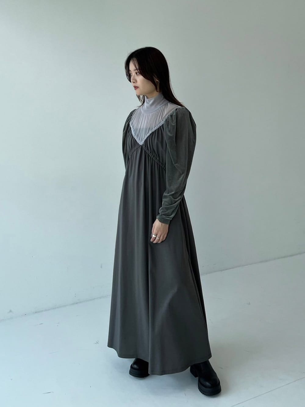 グリーン系のワンピースを着用したレディースの秋コーディネートの2枚目の写真