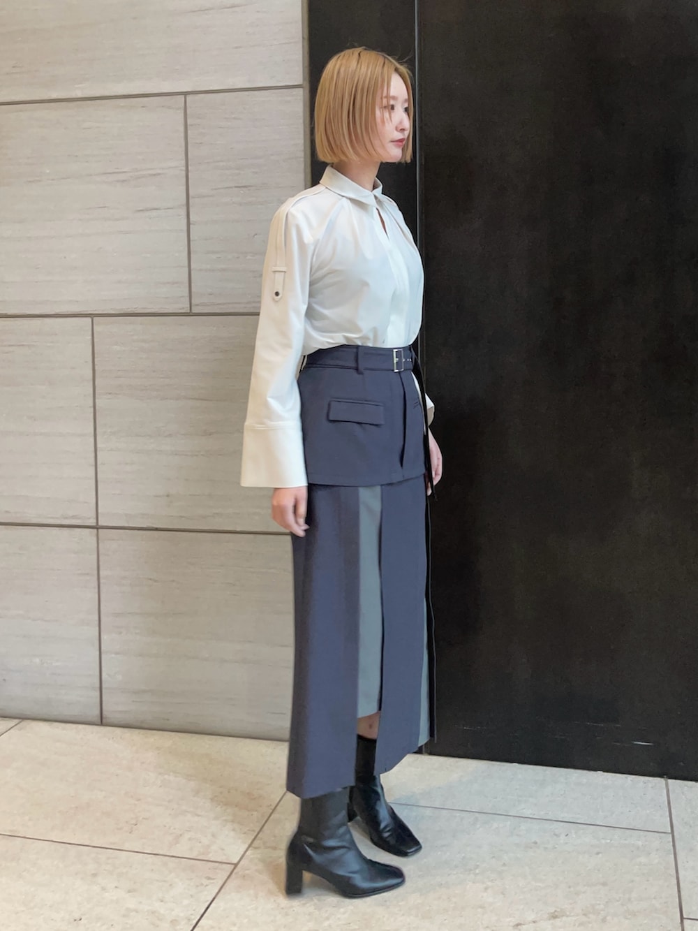 グレー系のスカート、ベージュ系のシャツ/ブラウスを着用したレディースの春コーディネートの4枚目の写真