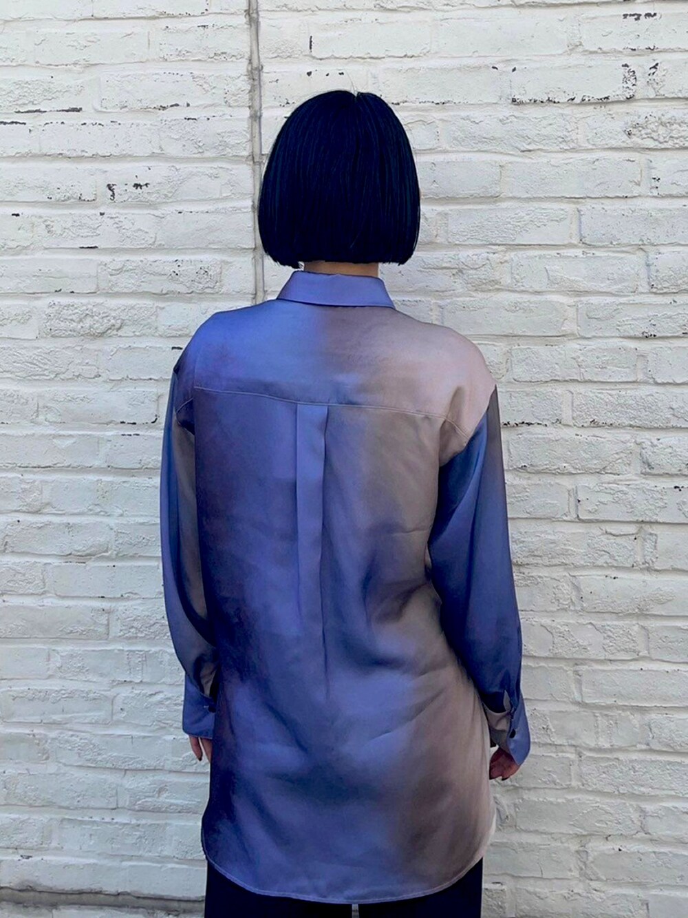 パープル系のシャツ/ブラウスを着用したレディースの春コーディネートの7枚目の写真