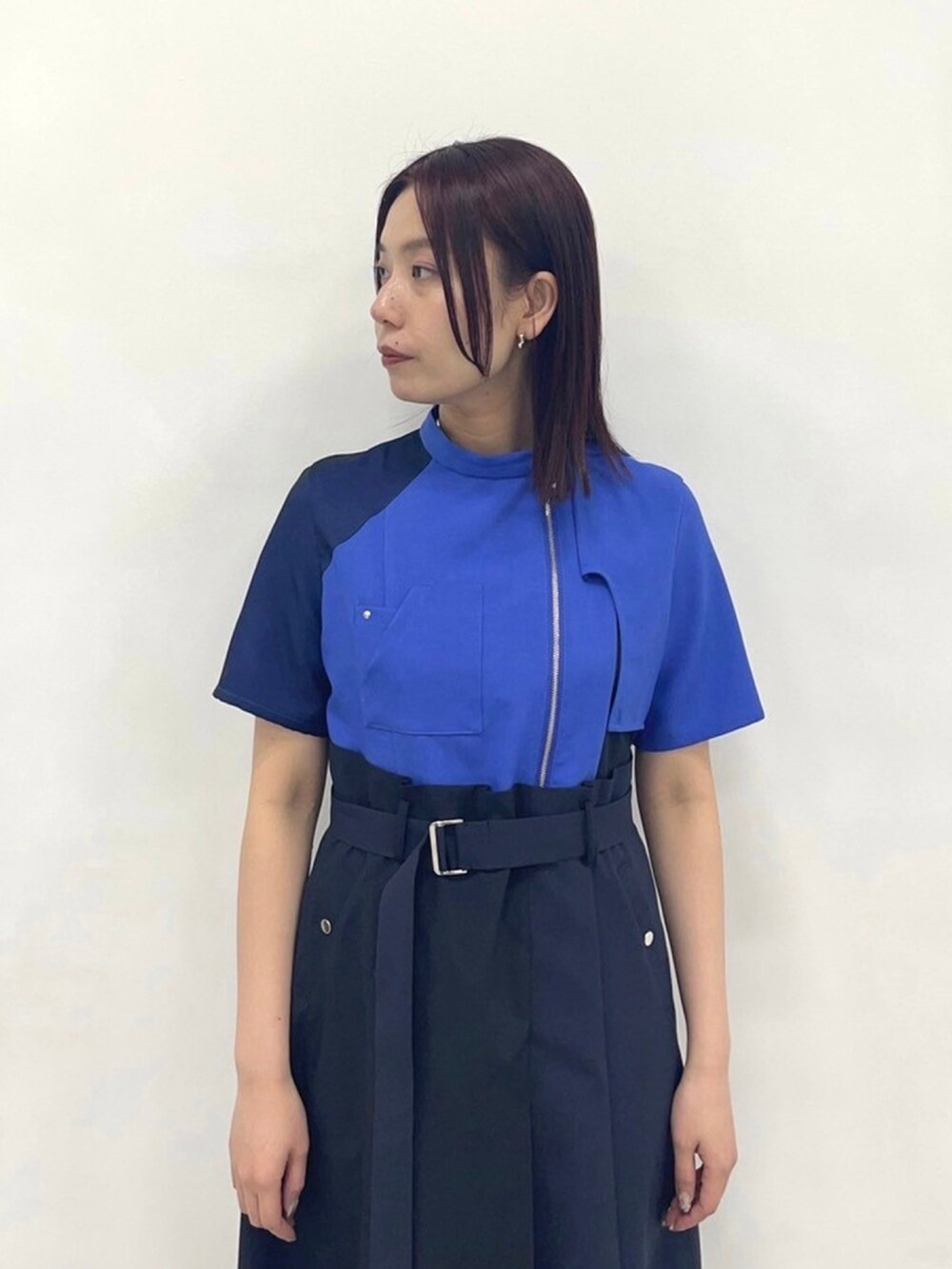 ブルー系のワンピースを着用したレディースの春コーディネートの5枚目の写真