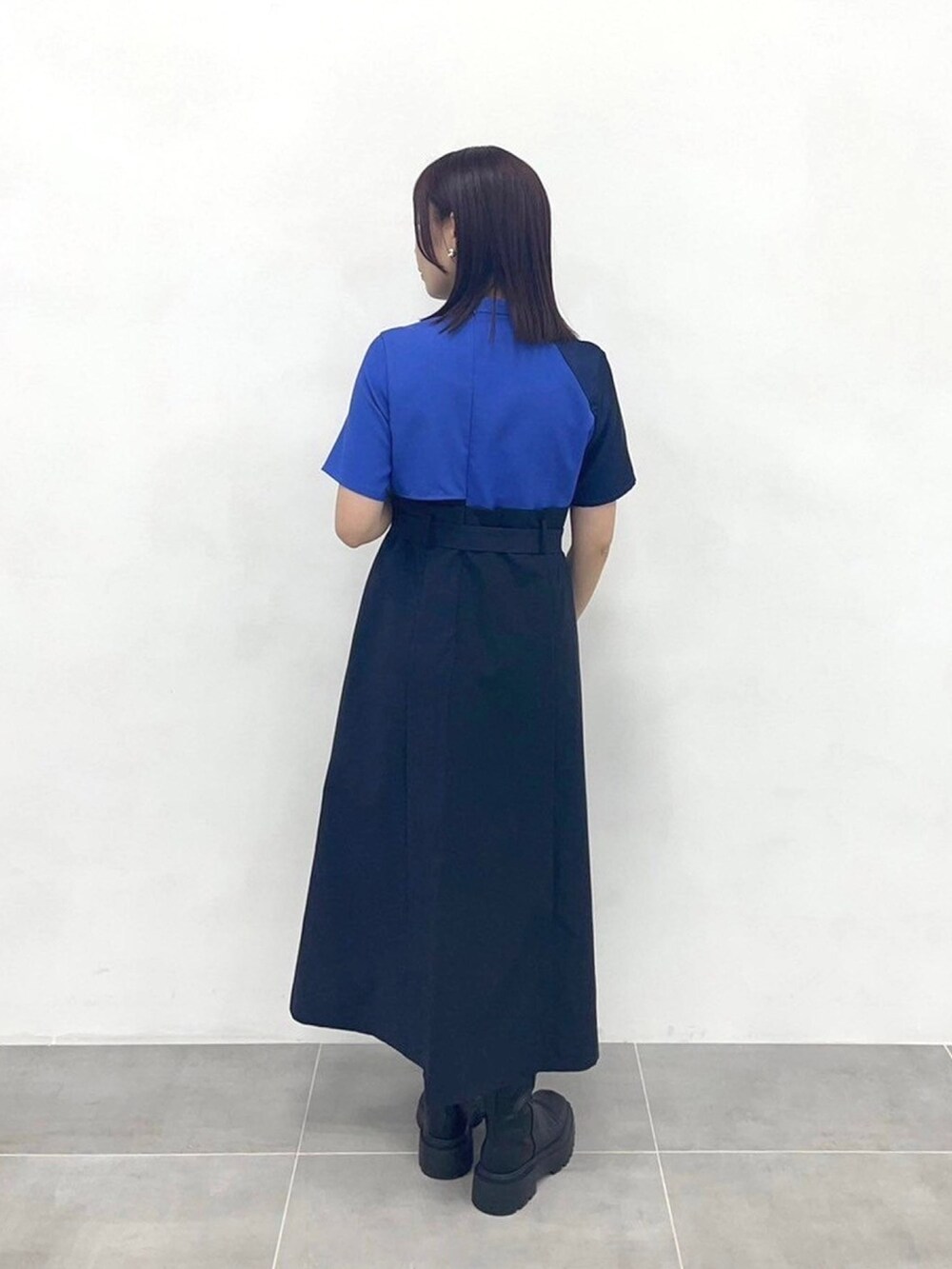 ブルー系のワンピースを着用したレディースの春コーディネートの3枚目の写真