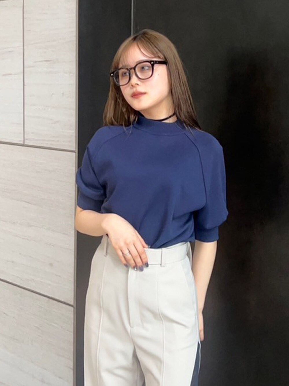 ブルー系のニット/セーターを着用したレディースの春コーディネートの4枚目の写真