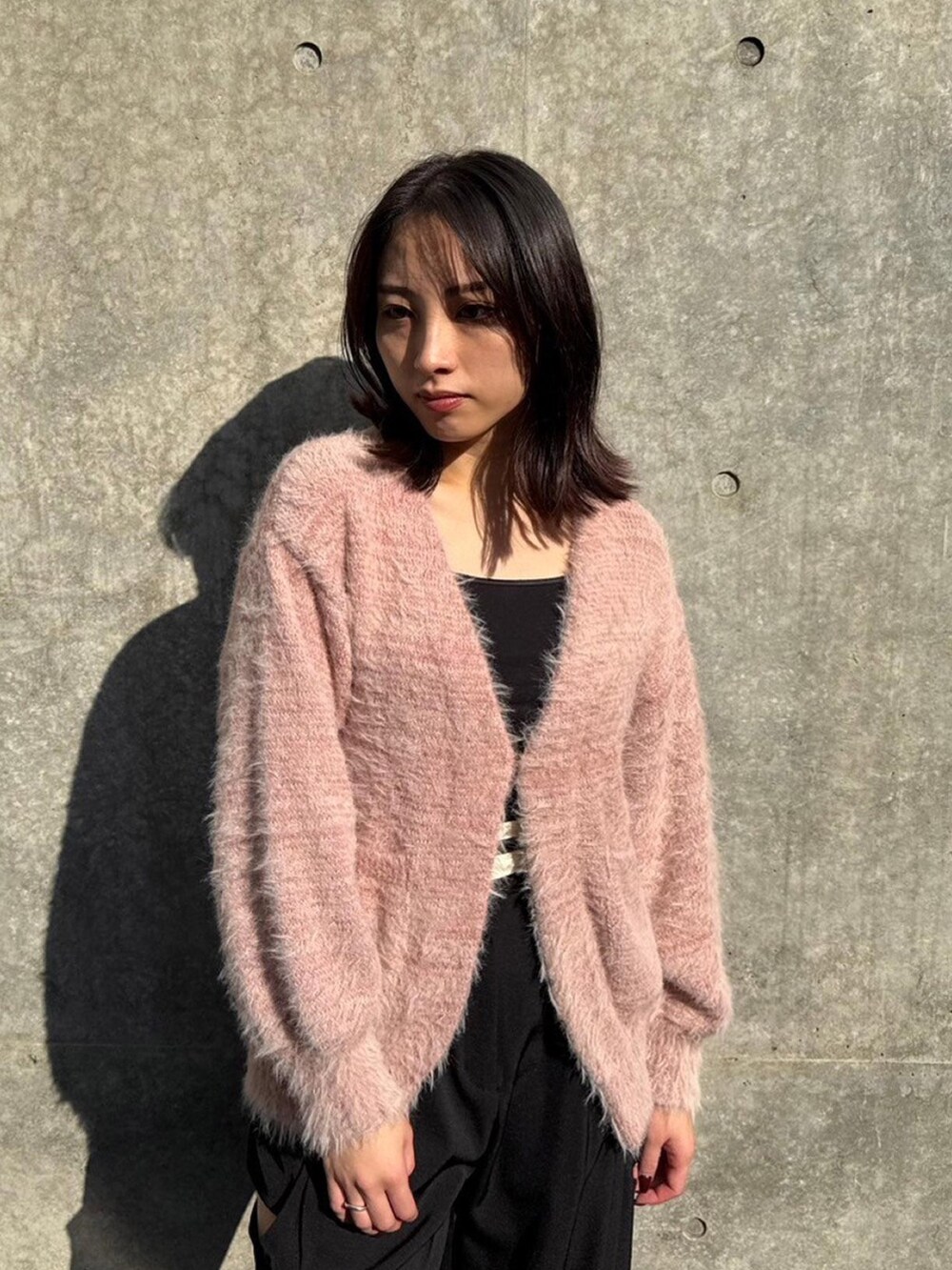 「UNITED TOKYOのシャギーモヘアカーディガン（カーディガン/ボレロ、ピンク系）」を使った、UNITED TOKYO STAFFさん（レディース・158cm）の秋コーディネートの4枚目の写真