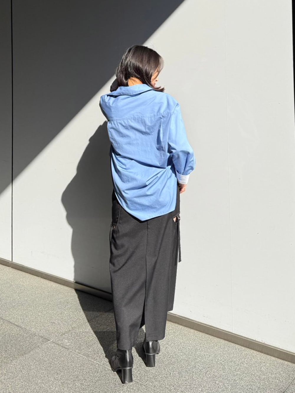 ブラック系のスカート、ブルー系のシャツ/ブラウスを着用したレディースの秋コーディネートの3枚目の写真