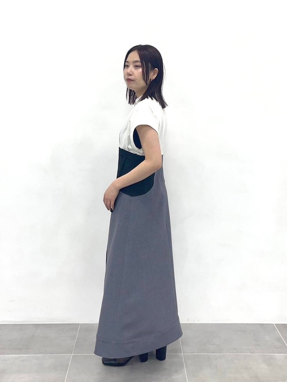 ホワイト系のワンピースを着用したレディースの春コーディネートの2枚目の写真