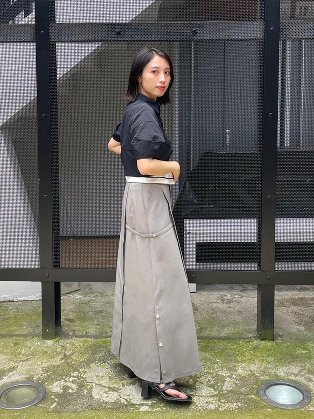 ブラック系のシャツ/ブラウスを着用したレディースの春コーディネートの4枚目の写真