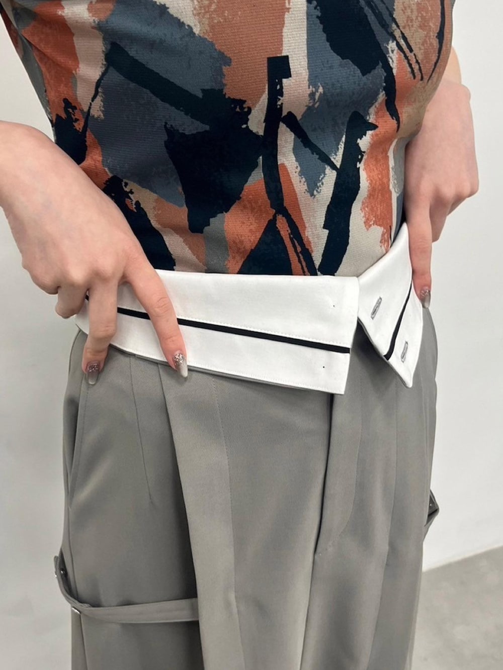 ベージュ系のTシャツ/カットソー、グレー系のスカートを着用したレディースの春コーディネートの8枚目の写真