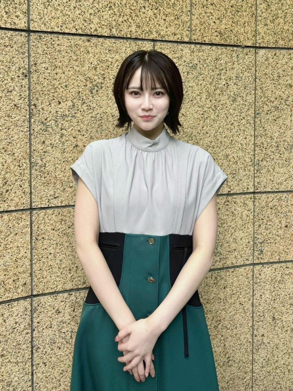 グリーン系のワンピースを着用したレディースの春コーディネートの5枚目の写真