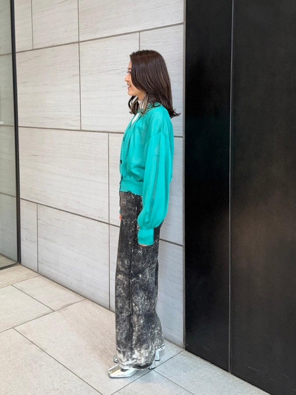 グリーン系のカーディガン/ボレロを着用したレディースの春コーディネートの2枚目の写真