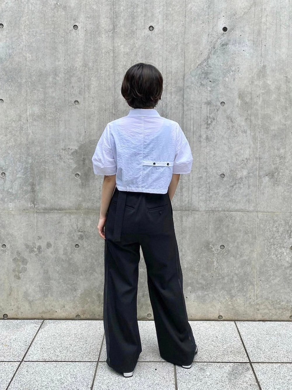 ホワイト系のシャツ/ブラウス、ブラック系のその他パンツを着用したレディースの春コーディネートの3枚目の写真