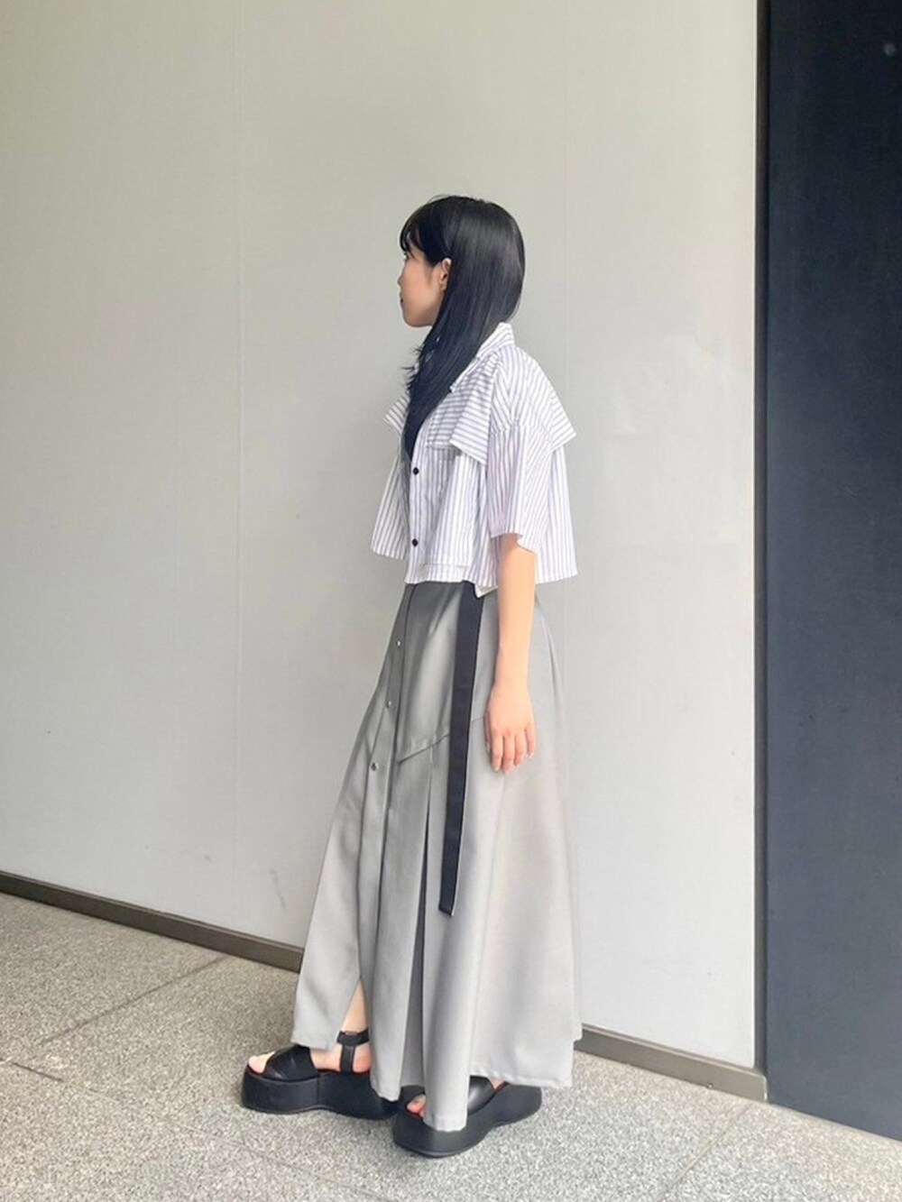 ブラック系のタンクトップ、その他のシャツ/ブラウスを着用したレディースの春コーディネートの2枚目の写真